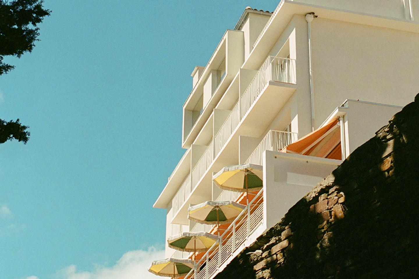 A Hyères, Le Provençal, un hôtel Riviera avec vue plongeante sur la Méditerranée