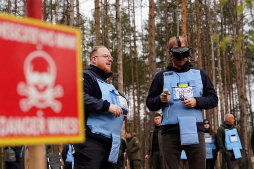 O Príncipe Harry pilota um drone de inteligência artificial durante sua visita aos membros do Halo Trust no Oblast de Kiev em 24 de abril de 2026.