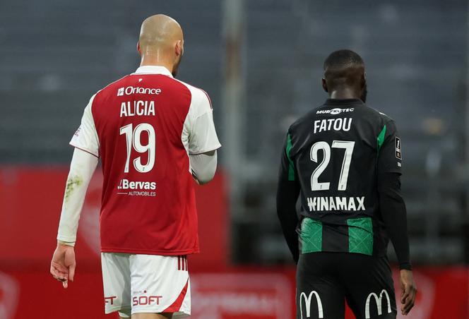 Brestois Ludovic Ajorque e Lensois Arthur Masuaku vestindo uma camiseta com o primeiro nome de uma vítima de discriminação, 24 de abril de 2026, em Brest.