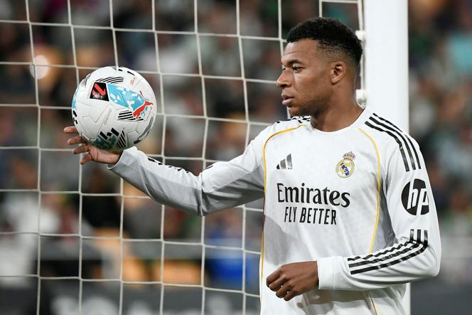 Kylian Mbappé durante a partida do campeonato espanhol de futebol entre Real Madrid e Betis Sevilla no estádio Cartuja, 24 de abril de 2026.