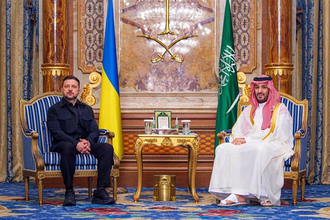 O presidente ucraniano Volodymyr Zelensky durante uma reunião com o príncipe herdeiro saudita Mohammed Bin Salman em Jeddah, Arábia Saudita, 24 de abril de 2026.