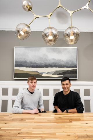 Os cofundadores da Preventive Lucas Harrington e Matt Krisiloff em sua casa em São Francisco, Califórnia, em 16 de outubro de 2023.