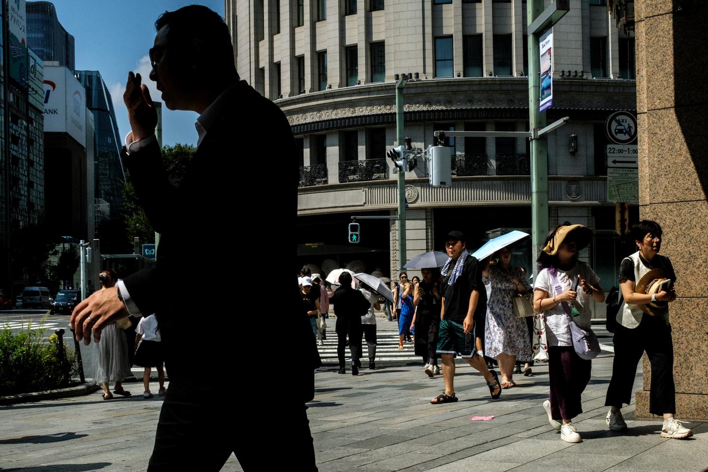 Tokyo, capitale mondiale du costume-cravate, encourage le port de tenues « cool » au bureau pour réduire le recours à la climatisation