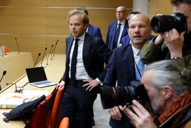 Charles Alloncle (à esquerda), deputado da UDR e relator da Comissão de Inquérito sobre a Radiodifusão Pública, participa da audiência do CEO e Secretário-Geral da France Télévisions, na Assembleia Nacional, em Paris, 8 de abril de 2026.