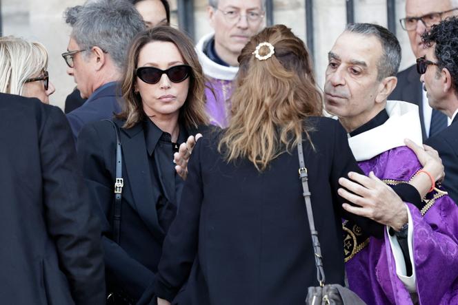 Filha de Nathalie Baye, Laura Smet, em frente à igreja de Saint-Sulpice, em Paris, sexta-feira, 24 de abril.  