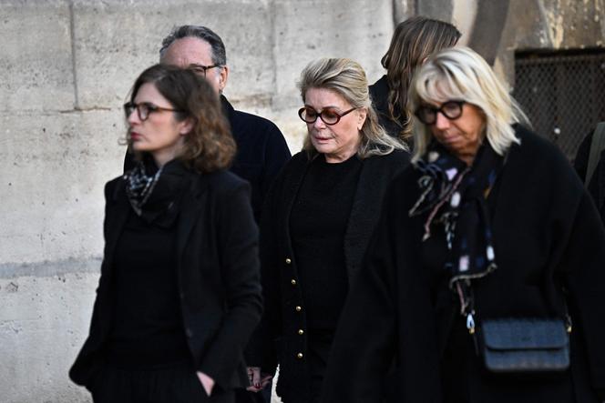 Catherine Deneuve chega à igreja de Saint-Sulpice, em Paris, sexta-feira, 24 de abril. 