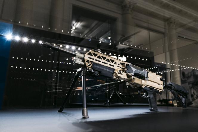 Uma metralhadora leve FN EVOLYS, fabricada pelo grupo FN Browning (FN Herstal), em Liège, 3 de junho de 2025.