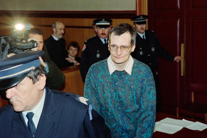 O serial killer Francis Heaulme, durante seu julgamento no tribunal de Finistère, em Quimper, 27 de janeiro de 1994.