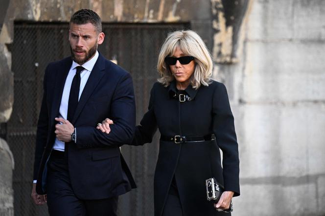 Brigitte Macron chega à igreja de Saint-Sulpice, sexta-feira, 24 de abril. 