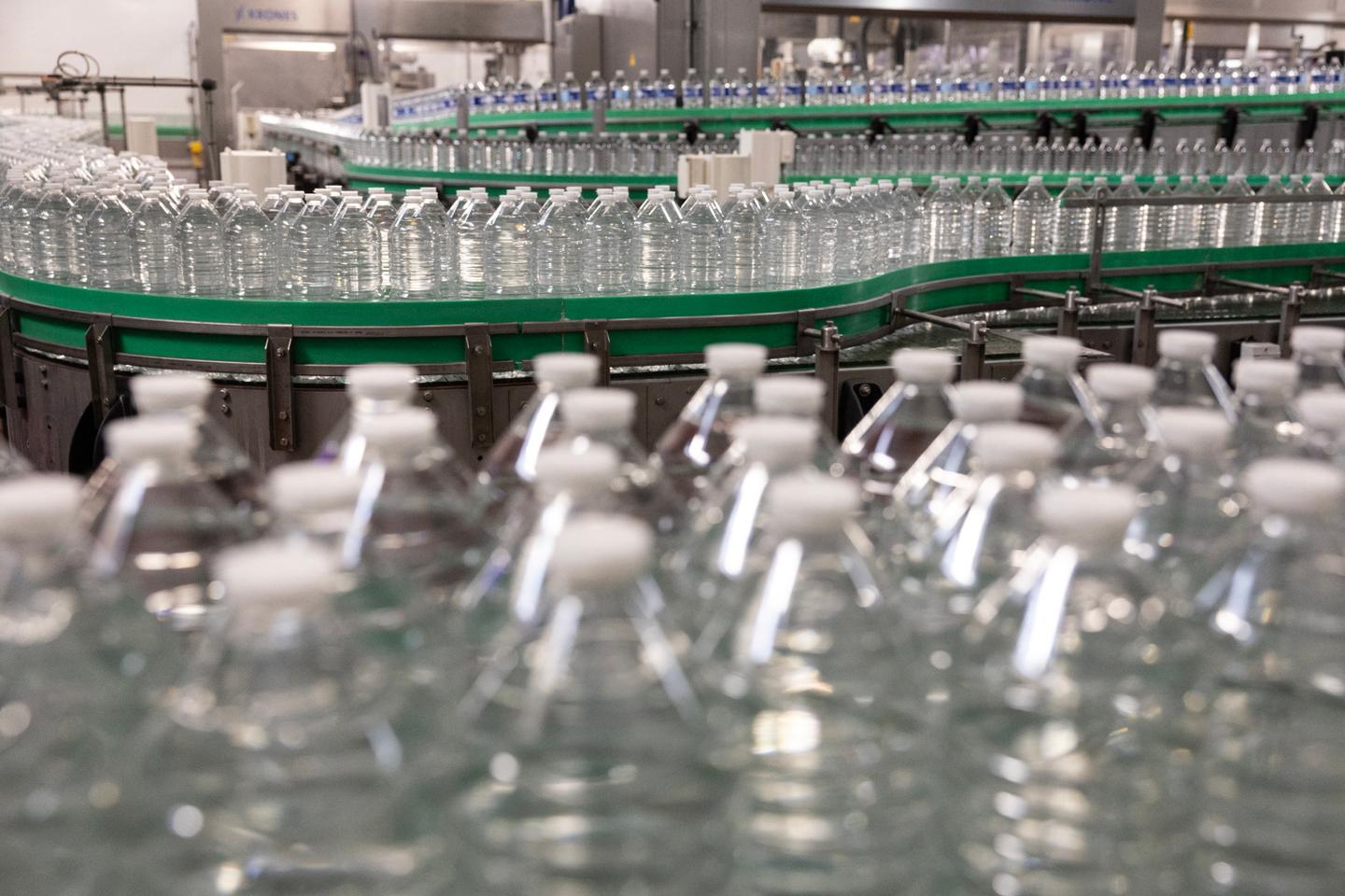 Des PFAS détectés dans trois sources d’eau minérale en Ardèche et dans la Loire