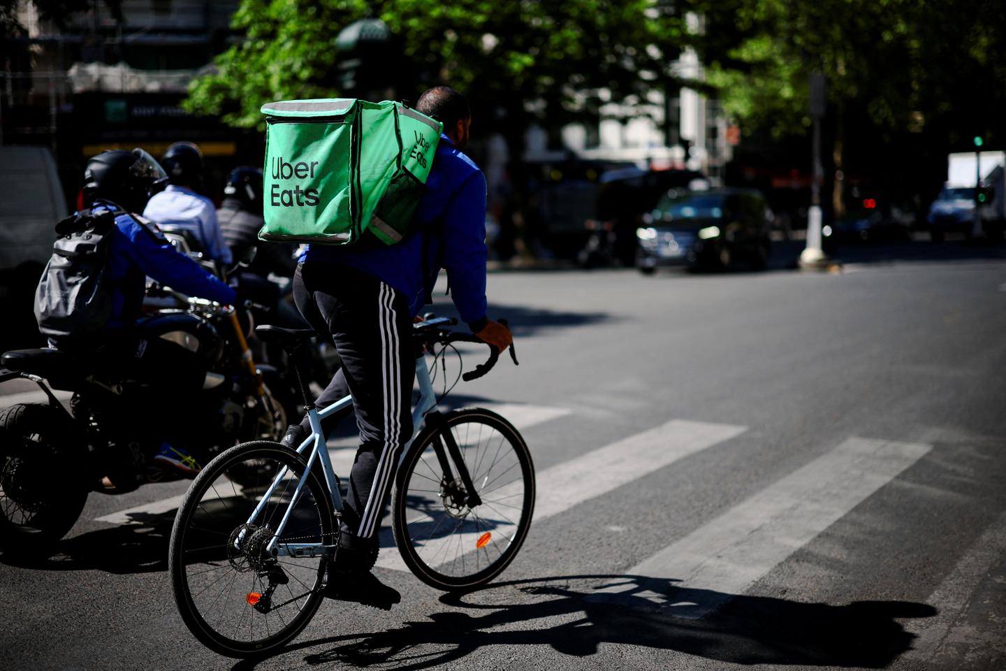 UberEats et Deliveroo mis en demeure par la CFDT pour leur management opaque et leurs suspensions abusives de livreurs
