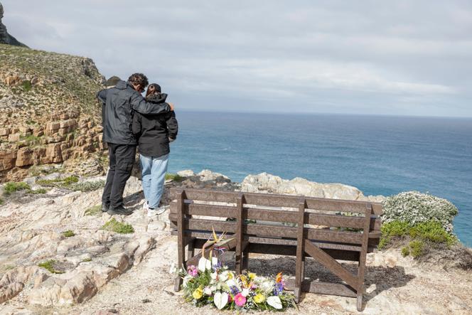 Jalil e Valérie Narjissi, pai e mãe de Medhi Narjissi, observam um momento de silêncio durante uma cerimônia memorial na Praia de Dias, Cabo da Boa Esperança, África do Sul, 7 de agosto de 2025.