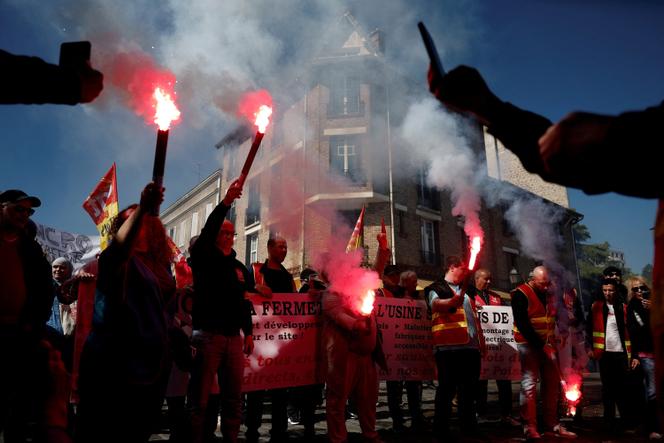 Trabalhadores da Stellantis em greve durante manifestação organizada pelos sindicatos, em Poissy (Yvelines), 23 de abril de 2026.