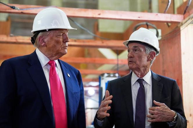 O presidente dos Estados Unidos, Donald Trump, e o presidente do Fed, Jerome Powell, durante visita à sede da instituição em construção, em Washington, em 24 de julho de 2025.