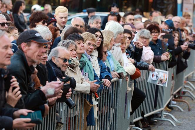 Várias centenas de pessoas foram à igreja para prestar suas últimas homenagens a Nathalie Baye, em Paris, na sexta-feira, 24 de abril. 