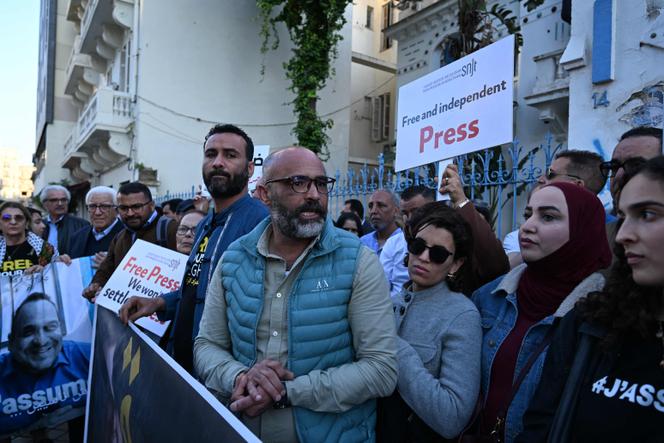 Manifestação em frente à sede do Sindicato Nacional dos Jornalistas Tunisinos em apoio ao repórter franco-tunisiano Mourad Zeghidi, em Túnis, 24 de abril de 2026. 