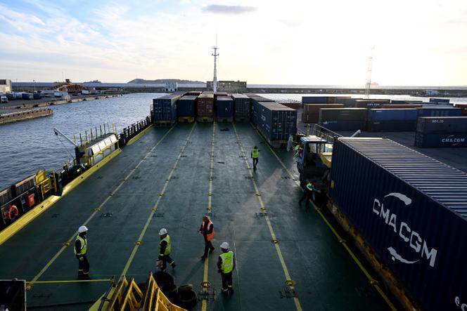 Dockers, no convés, enquanto carregam um navio porta-contêineres no porto de Marselha, 27 de setembro de 2022. 