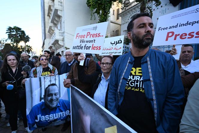 Durante manifestação em defesa da liberdade de imprensa e em apoio a Mourad Zeghidi, em Túnis, em 24 de abril de 2026.
