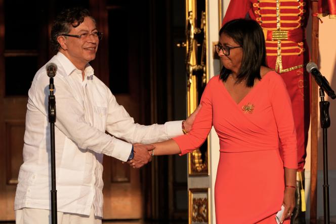 O presidente colombiano Gustavo Petro e a presidente interina da Venezuela Delcy Rodriguez no Palácio Miraflores em Caracas, Venezuela, 24 de abril de 2026.