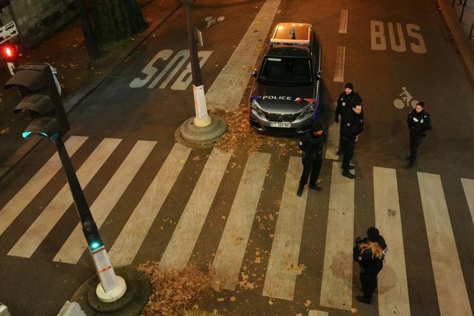 Policiais próximos a um perímetro de segurança estabelecido após um ataque com faca que deixou um morto e dois feridos, em Paris, 2 de dezembro de 2023.