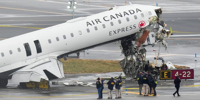 Collision mortelle à l’aéroport LaGuardia, à New York : des contrôleurs aériens ont débauché plus tôt que prévu, avant l’accident, selon le « Wall Street Journal »