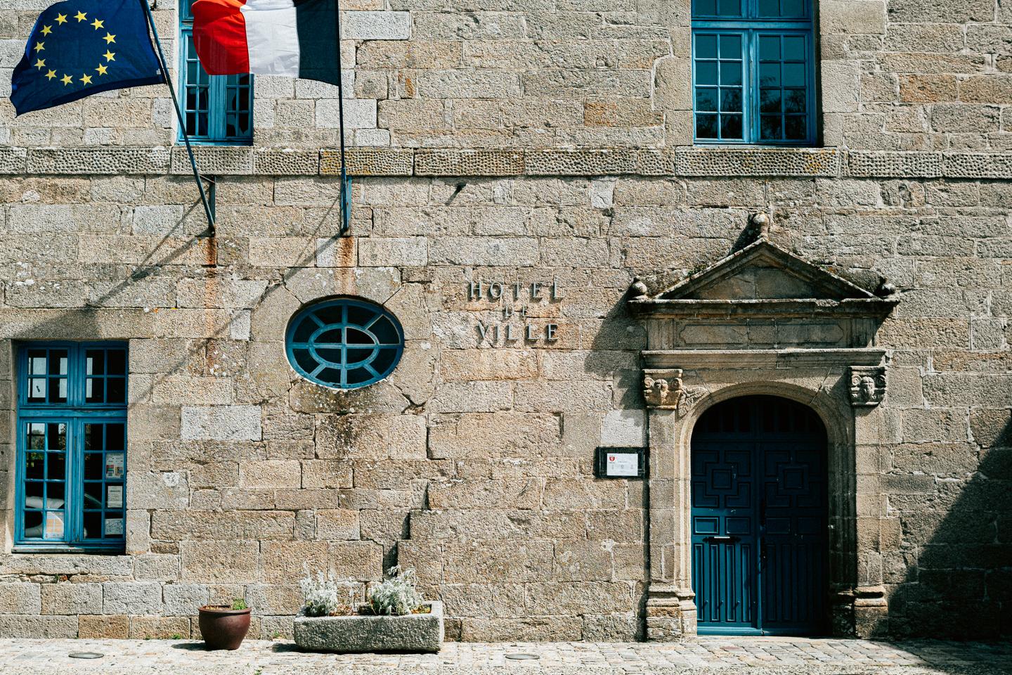 En Bretagne, la guerre scolaire entre le privé et le public s’invite au conseil municipal