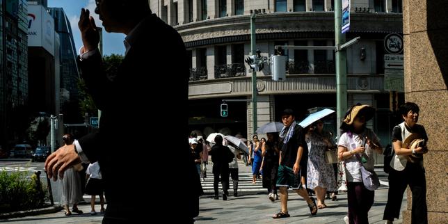 Tokyo, capitale mondiale du costume-cravate, encourage le port du short et des tenues « cool » au bureau pour réduire le recours à la climatisation