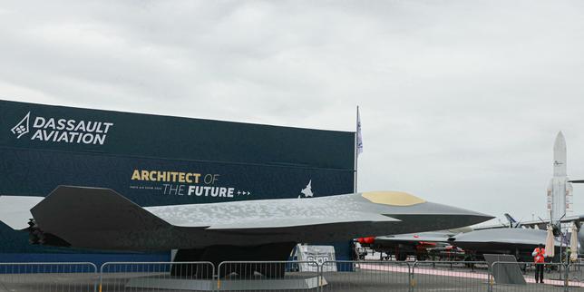 Pour Emmanuel Macron, le projet d’avion de combat franco-allemand SCAF n’est « pas du tout » mort, malgré les désaccords persistants