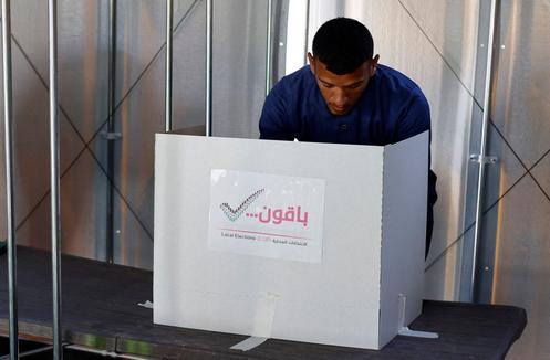 Mohammed Al-Hasanat, um palestino de Gaza, vota em Deir Al-Balah, Faixa de Gaza, sábado, 25 de abril de 2026. 