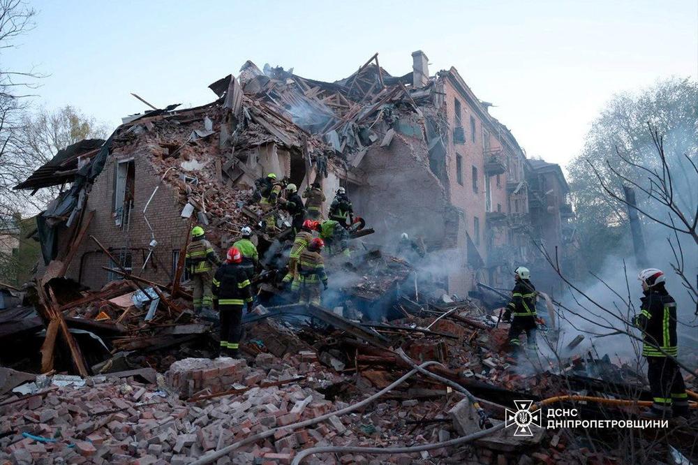 Cette photographie publiée par le service national des situations d’urgence ukrainien montre des secouristes sur le site d’un immeuble d’habitation touché par une frappe de drone russe à Dnipro, en Ukraine, le 25 avril 2026. - STATE EMERGENCY SERVICE OF UKRAINE/VIA REUTERS