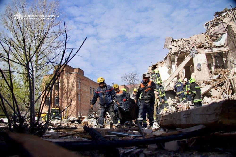Cette photographie publiée par le service d’Etat pour les situations d’urgence montre des secouristes sur le site d’un immeuble d’habitation touché par une frappe de drone russe à Dnipro, en Ukraine, le 25 avril 2026. - SERVICE NATIONAL DES SITUATIONS D’URGENCE D’UKRAINE/AFP