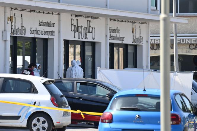 Policiais científicos no local do tiroteio em Clermont-l'Hérault (Hérault), 25 de abril de 2026. 