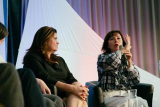 Raquel Garrido e Carole Delga durante o Breton Souffle em Liffré (Ille-et-Vilaine), 25 de abril de 2026.