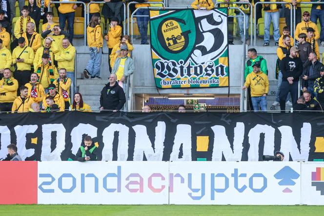 Placa publicitária da Zondacrypto, durante uma partida de futebol no estádio de Katowice (Polônia), 17 de abril de 2026. 