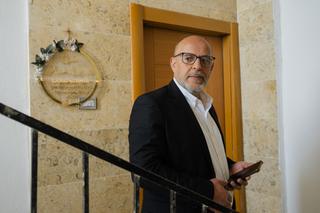 Candidato às eleições municipais e empresário Fisent Amro em Hebron, Cisjordânia, 24 de abril de 2026.