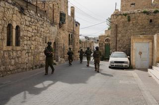 Soldados israelenses em área residencial da Cidade Velha, em Hebron, Cisjordânia, 24 de abril de 2026.