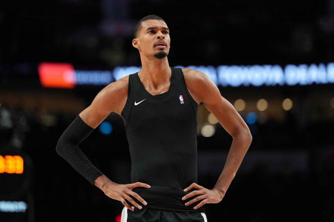 Victor Wembanyama antes do jogo 3 da primeira rodada dos playoffs da Conferência Oeste em Portland, 24 de abril de 2026.