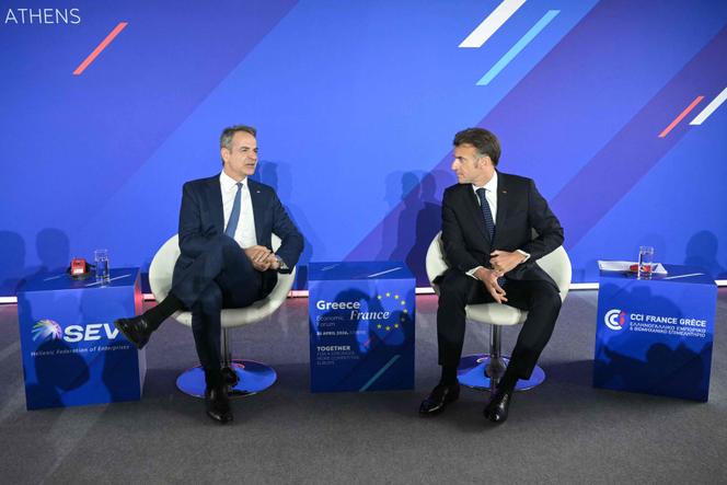 O primeiro-ministro grego Kyriakos Mitsotakis (à esquerda) e o presidente francês Emmanuel Macron em Atenas, 25 de abril de 2026.