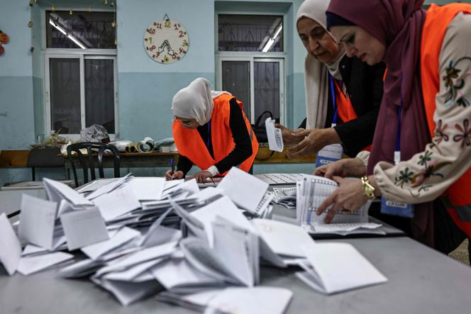Funcionários eleitorais palestinos começam a contar os votos após o fechamento dos locais de votação na cidade de Al-Bireh, na Cisjordânia, em 25 de abril de 2026.