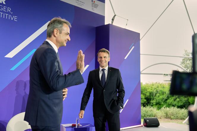 O primeiro-ministro grego Kyriakos Mitsotakis e Emmanuel Macron em Atenas em 25 de abril de 2026. 