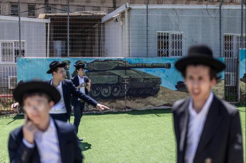 Judeus ultraortodoxos durante manifestação contra o recrutamento obrigatório, em frente a um dos principais centros de recrutamento do exército israelense em Ramat Gan (Israel), 12 de abril de 2026.