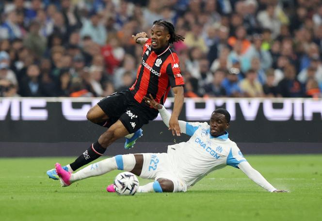 Jogador do OM, TIm Weah (camisa branca) enfrenta Niçois Elye Wahi, no Stade Vélodrome, em Marselha, 26 de abril de 2026.