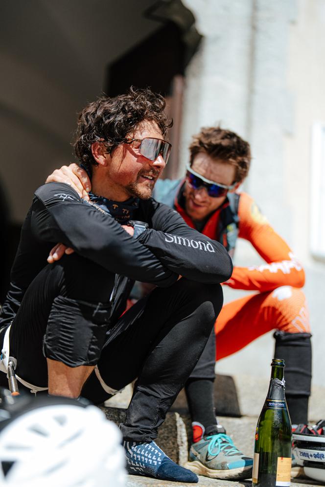 Mathéo Jacquemoud e Samuel Equy, no final da subida recorde do Mont Blanc, 25 de abril de 2026.