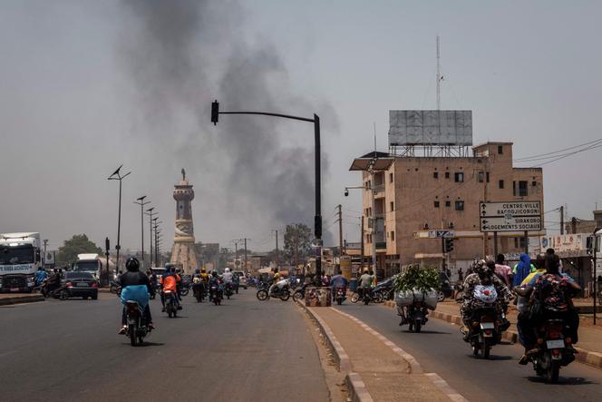 Uma coluna de fumaça sobe acima dos edifícios em Bamako, Mali, em 26 de abril de 2026. 
