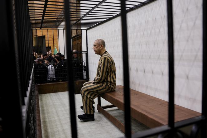 Atef Najib, chefe da segurança política em Daraa (Síria) sob o regime de Bashar Al-Assad, no tribunal de Damasco, 26 de abril de 2026. 