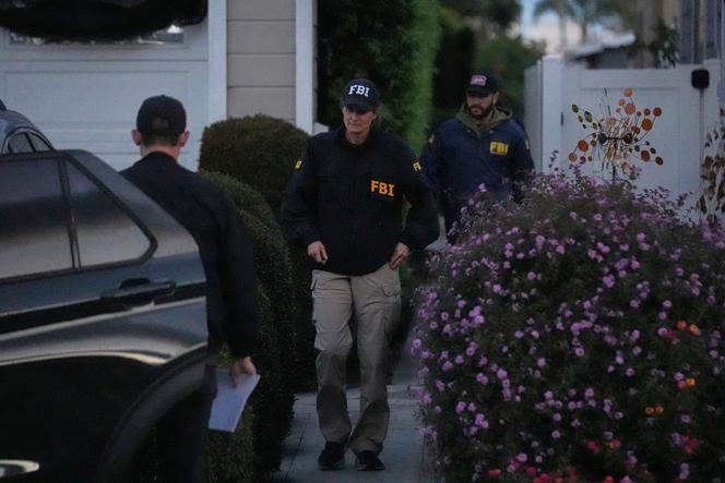 Agentes do FBI do lado de fora da casa do suspeito Cole Tomas Allen em Torrance, Califórnia, 26 de abril de 2026.