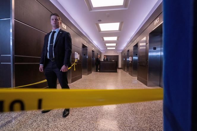 Um agente do Serviço Secreto guarda um corredor depois que um atirador abriu fogo no jantar anual da Associação de Correspondentes da Casa Branca em Washington, em 25 de abril de 2026.