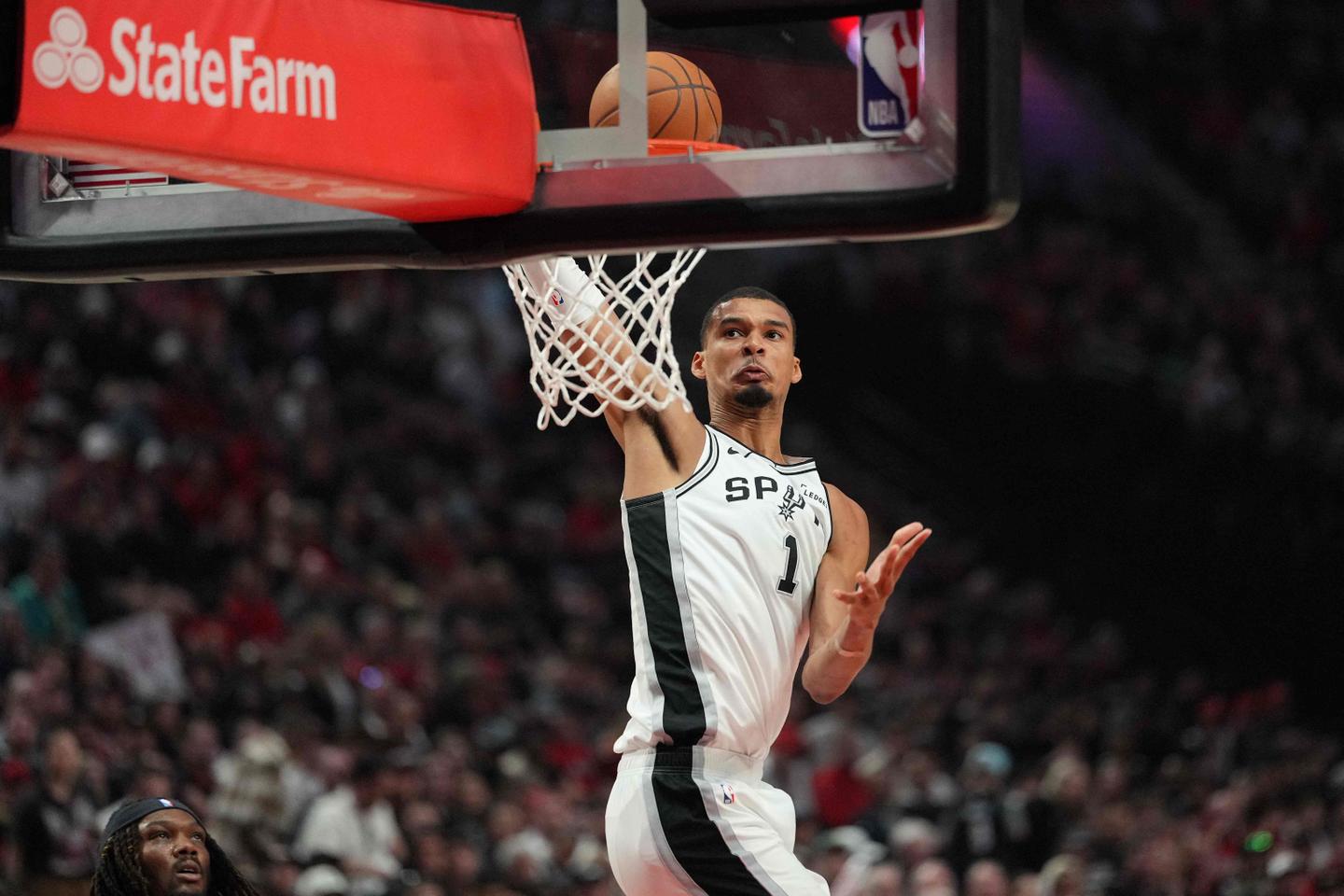 Victor Wembanyama inscrit 27 points pour son retour, San Antonio prend le large face à Portland