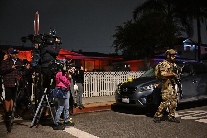 Jornalistas e um agente do FBI do lado de fora da casa do suspeito Cole Tomas Allen em Torrance, Califórnia, 26 de abril de 2026. 