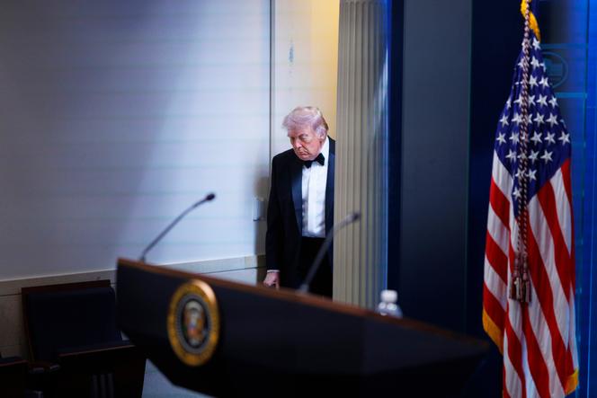 Donald Trump prepara-se para discursar na Casa Branca, após a tentativa de ataque durante a gala de imprensa, em Washington, 25 de abril de 2026.